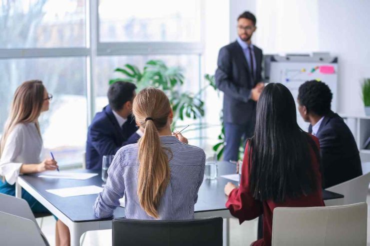 Persone ad un tavolo di lavoro