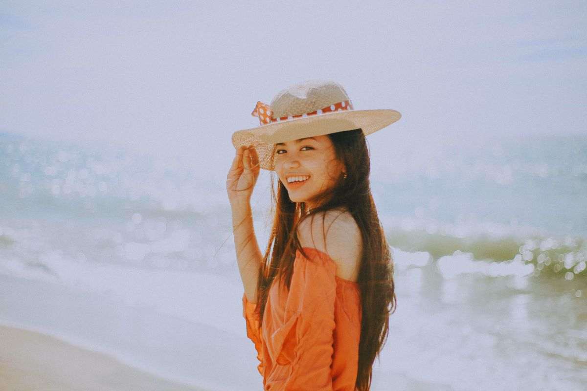 Ragazza sorridente su spiaggia