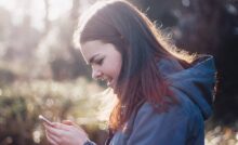 ragazza con in mano un cellulare