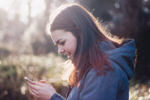 ragazza con in mano un cellulare