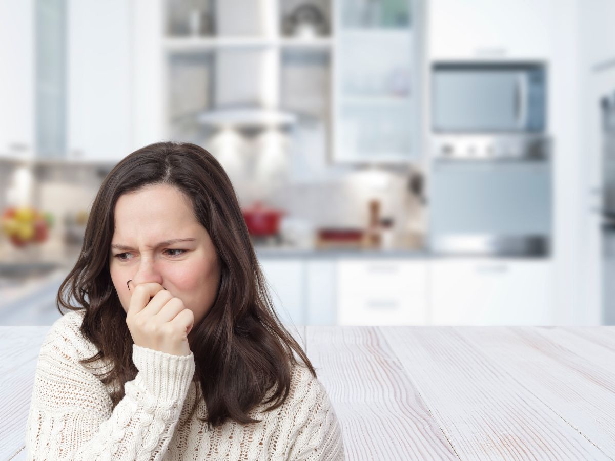 donna che ottura naso per puzza e cucina