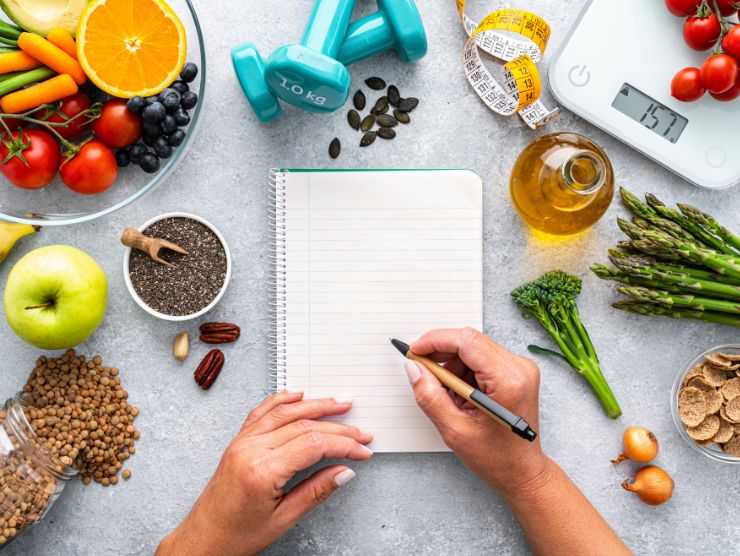 donna che scrive regime alimentare 
