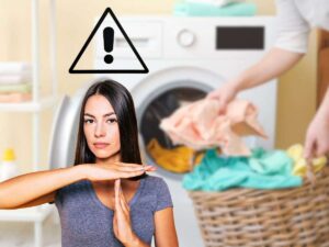 donna che fa il bucato e un'altra che fa stop con le mani con segnale di pericolo
