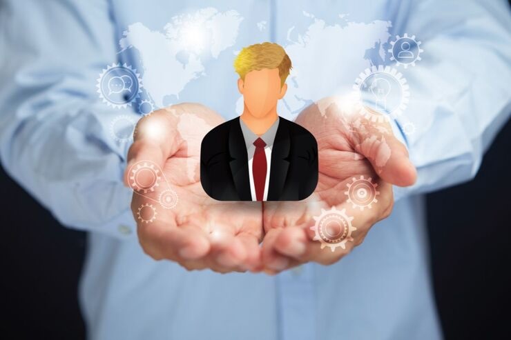 mani con un personaggio a forma di uomo in formato digitale
