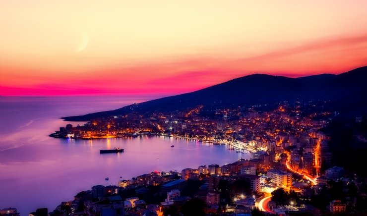 albania, mare e paesaggio al tramonto