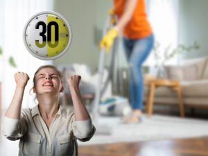 donna che pulisce cucina e un'altra che esulta con timer 30 minuti